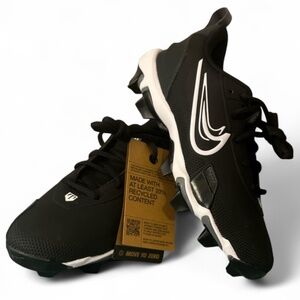 Nike boys 4Y cleats new with tags